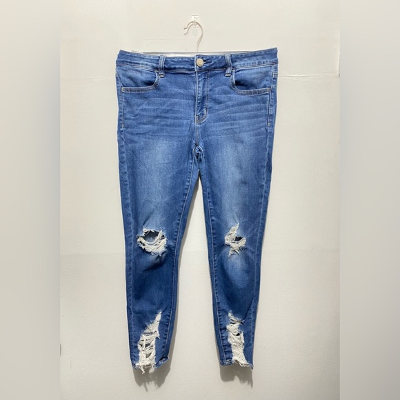 Size 10 AMERICAN EAGLE Medium Wash Distressed Cropped Jegging Jeans - Picture 1 of 4